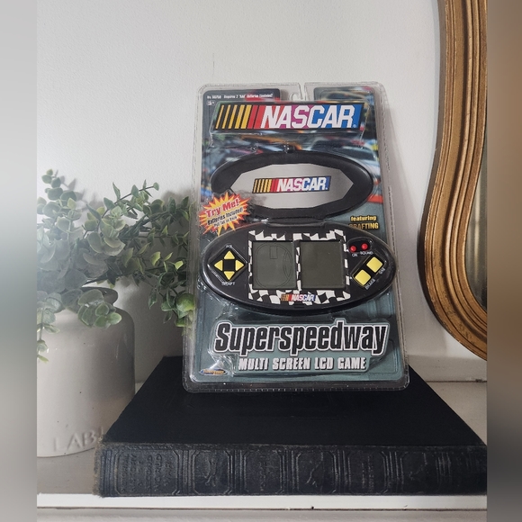 New 2005 NASCAR Speedway Multi Screen LCD Electronic Game - Picture 1 of 4